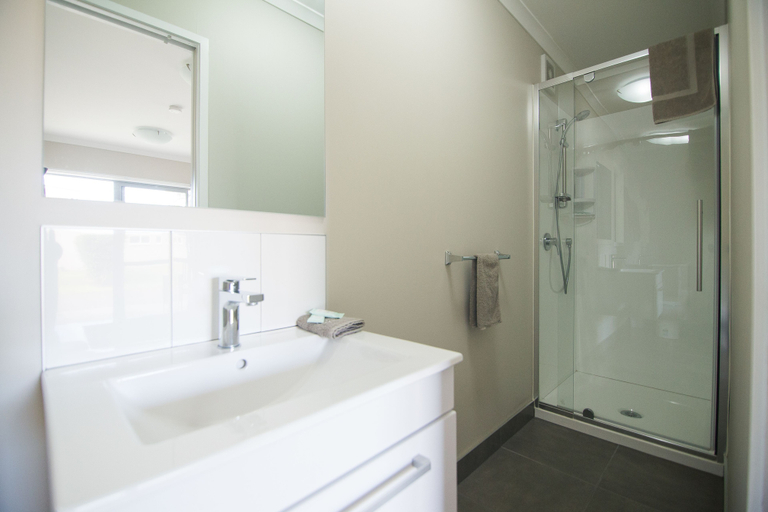 Bathroom 3, Stratford Motel & Holiday Park, Stratford