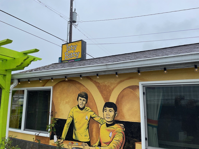 Exterior & Views 2, The Star Trek - USS Enterprise Room at the Itty Bitty Inn, Coos