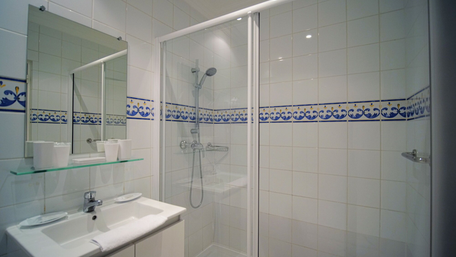 Bathroom 5, Palm Beach, Alpes-Maritimes