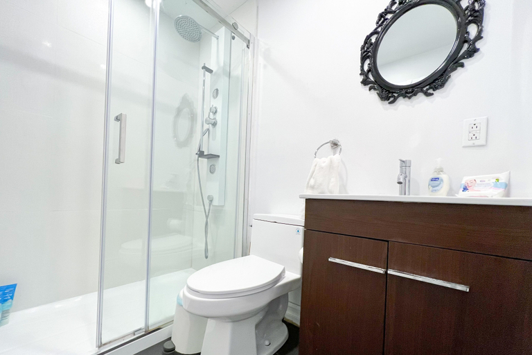 Bathroom 5, Chic Townhome with Garage Dt MTL, Montréal