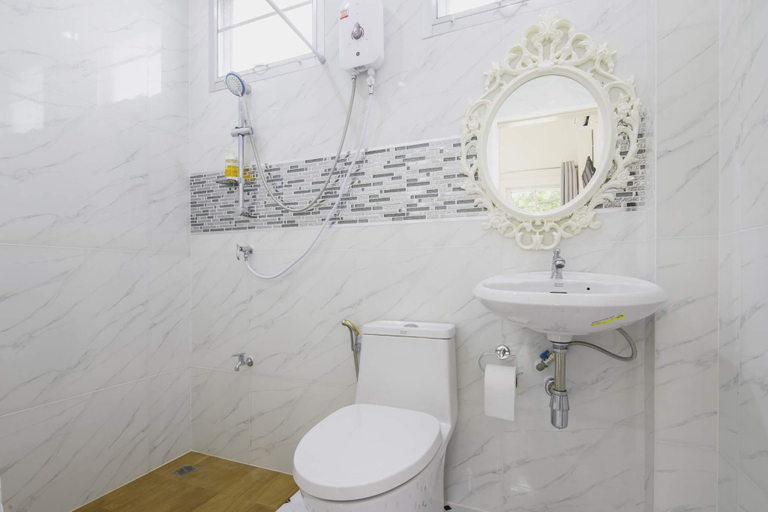 Bathroom 4, Chaisathan Cottage, Saraphi