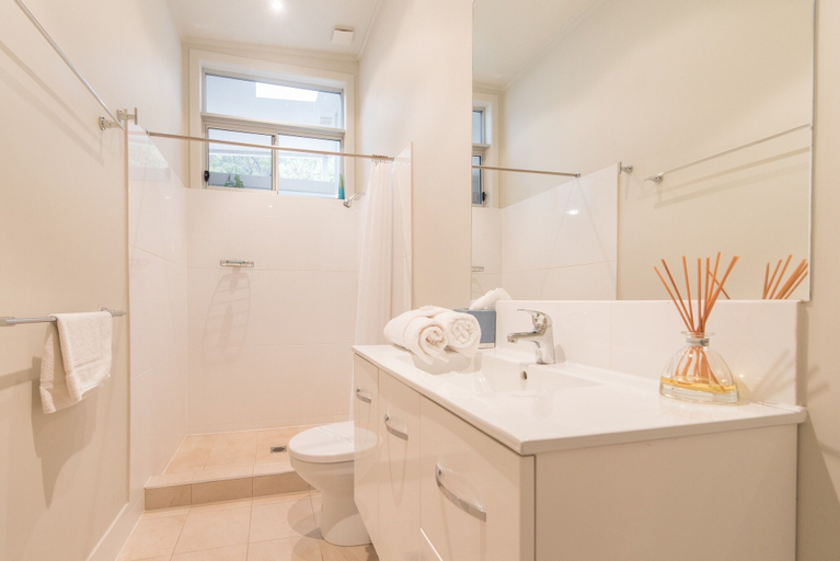 Bathroom 4, Allure Stradbroke Resort, Redland Bal