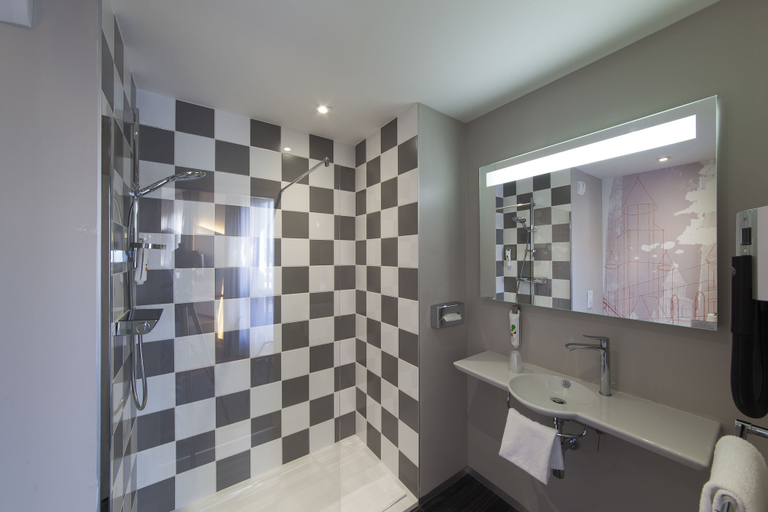 Bathroom 5, ibis Styles Poitiers Centre, Vienne