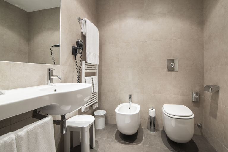 Bathroom 5, Hotel Capolago, Varese