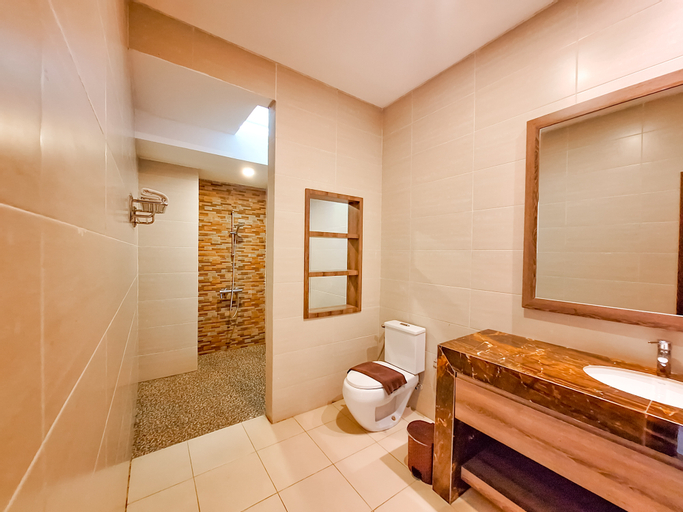 Bathroom 14