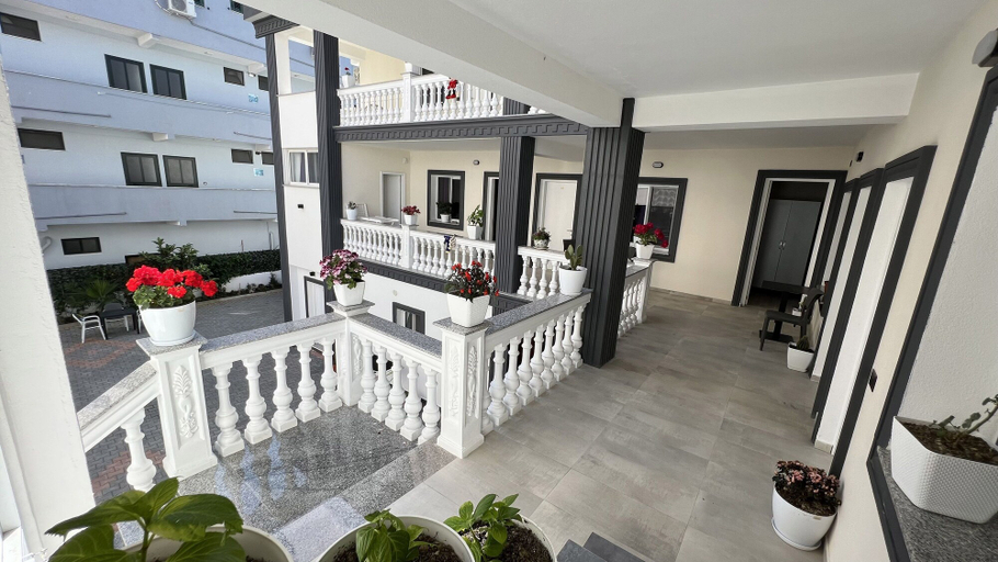 Others 5, VILA AARON, Durrësit