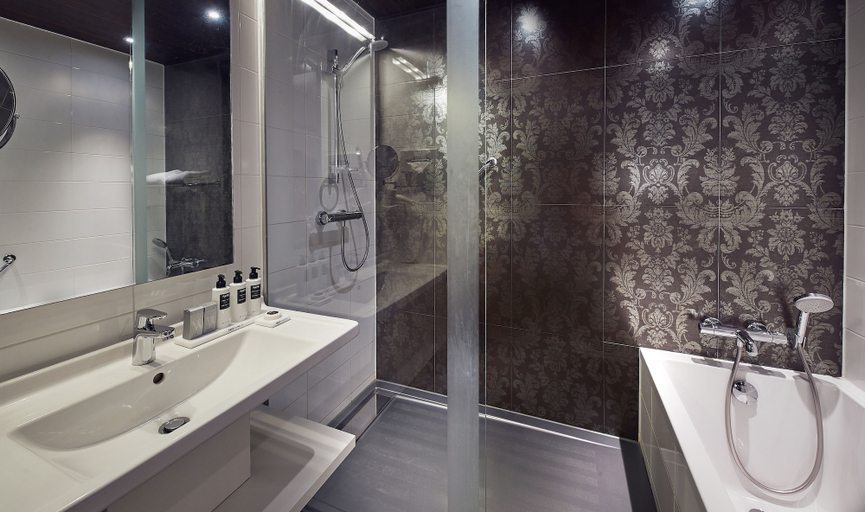 Bathroom 5, WestCord Fashion Hotel Amsterdam, Amsterdam