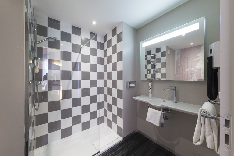 Bathroom 5, ibis Styles Poitiers Centre, Vienne
