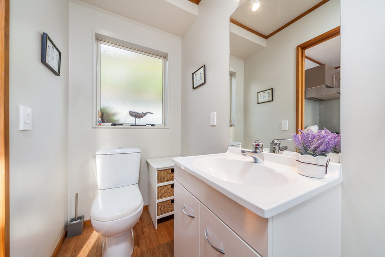 Bathroom 3, Romantic Piha, Waitakere