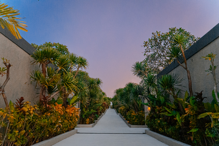 Exterior & Views 8