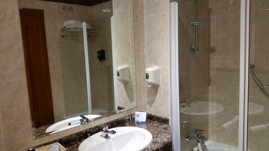 Bathroom 5, Hotel Humanes, Madrid