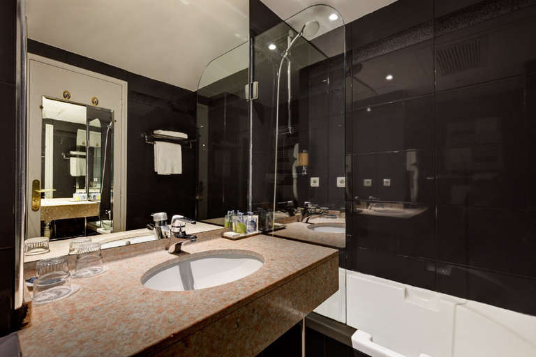 Bathroom 4, Hôtel Louvre Sainte Anne, Paris