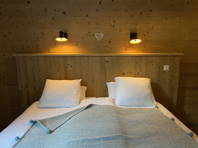 Bedroom 2, Hotel Oberland, Isère