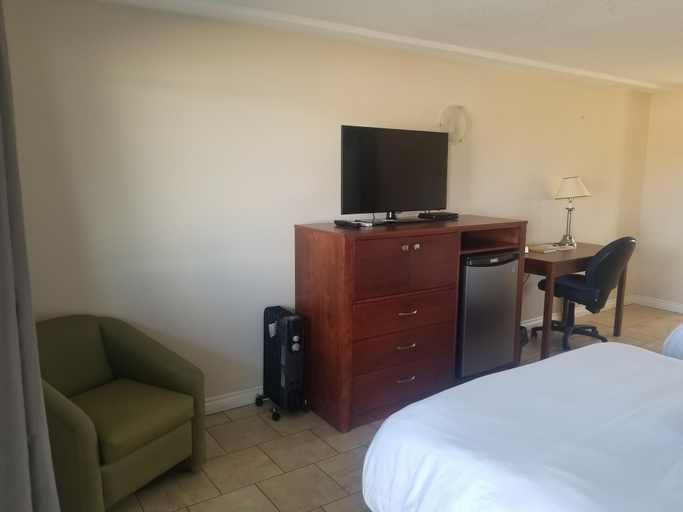 Bedroom 3, Super 8 by Wyndham Smoky Lake, Division No. 12