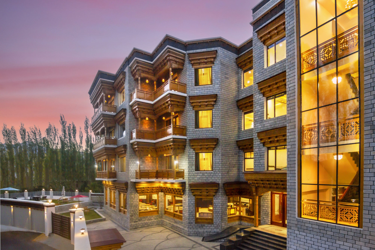 Exterior & Views
