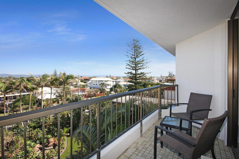 Exterior & Views 4