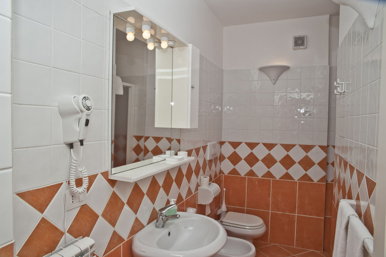Bathroom 3, Hotel Villaggio dei Pescatori, Latina