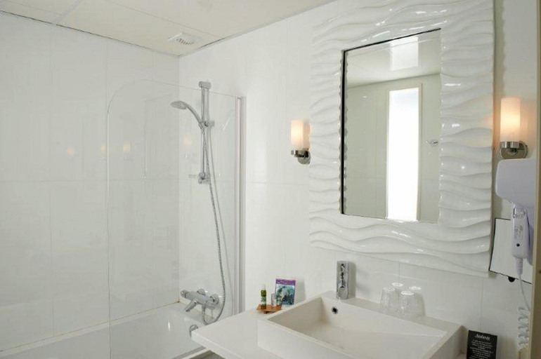 Bathroom 5, Hôtel Atalante - Relais Thalasso & Spa, Charente-Maritime