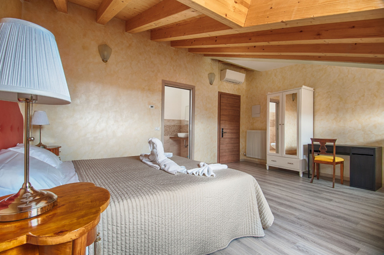 Bedroom 4, Lady Verona, Verona