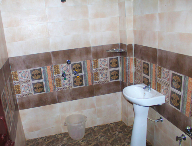 Bathroom 3, Krishna Residency - A Boutique Hotel, Bareilly