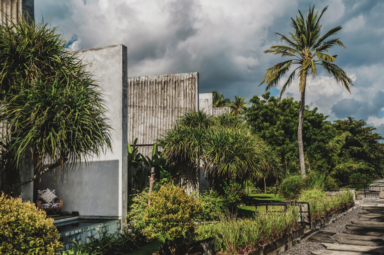 Exterior & Views 23