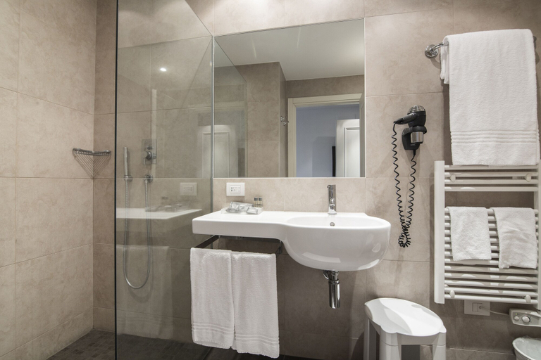 Bathroom 5, Hotel Capolago, Varese