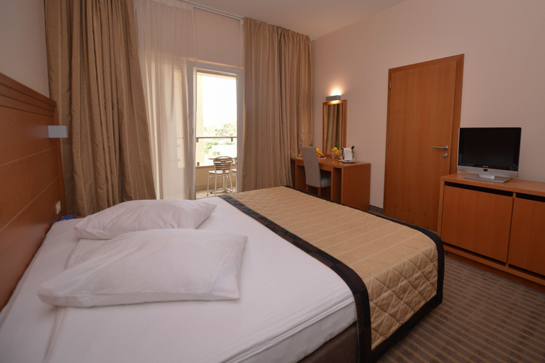 Bedroom 3, Family Hotel La Luna, Novalja