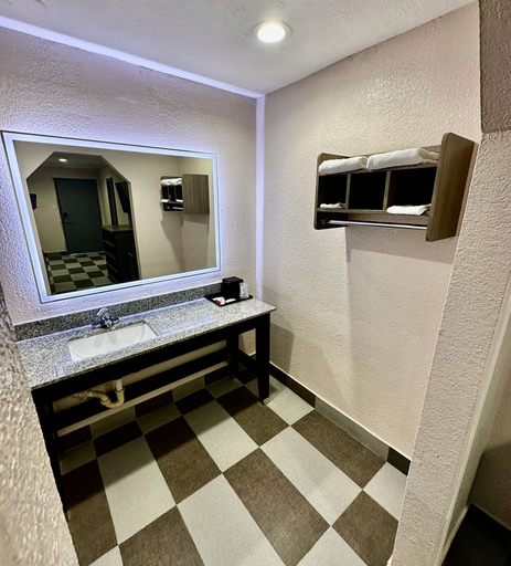 Bathroom 4, Hollywood Inn, Houston