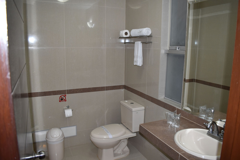 Bathroom 3, Hotel El Tambo 1, Lima