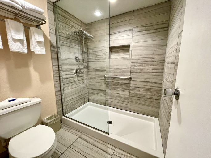 Bathroom 4, Tiki Resort, Warren