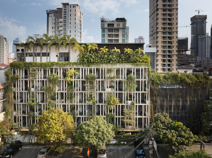 Exterior & Views