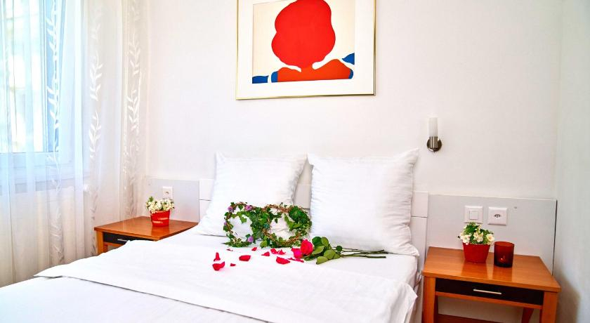 Bedroom 2, Hotel La Balance self check-in, Biel