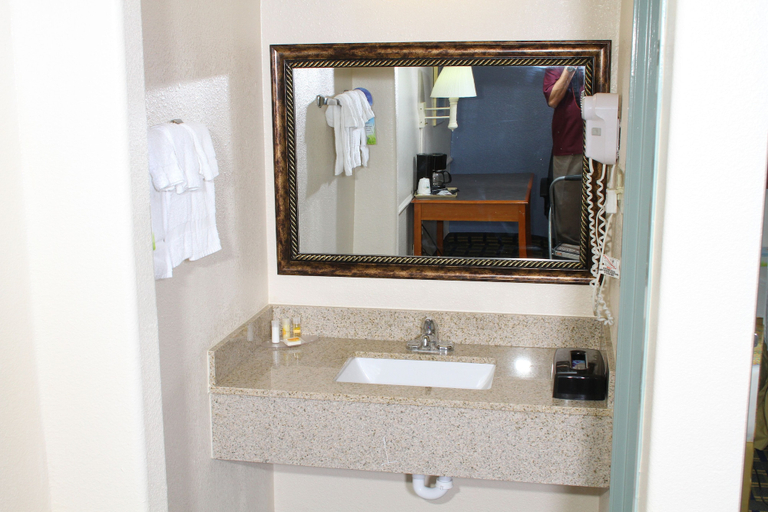 Bathroom 4, Days Inn by Wyndham Houston, Houston