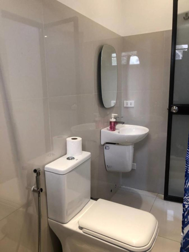 Bathroom 4, RedDoorz @ Occazia Hotel Pampanga, Bacolor