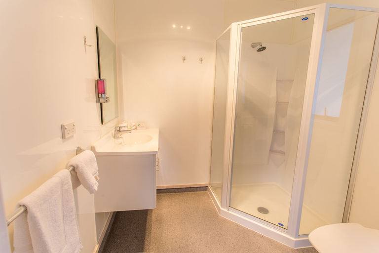 Bathroom 5, Nelson City TOP 10 Holiday Park, Nelson