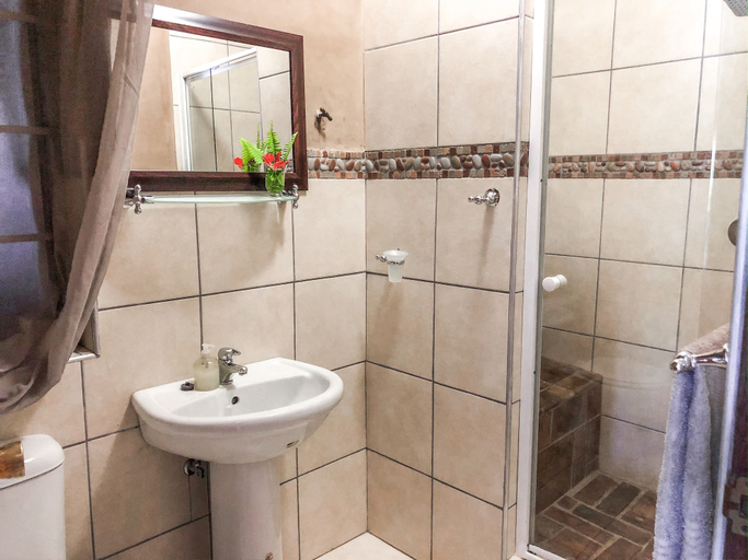 Bathroom 5, Ingwenya Lodge, Umkhanyakude