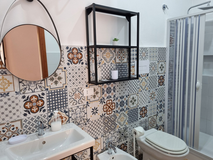 Bathroom 5, La Trinacria Rooms, Trapani