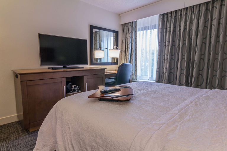 Bedroom 3, Hampton Inn Winchester-University/Mall Area, Winchester