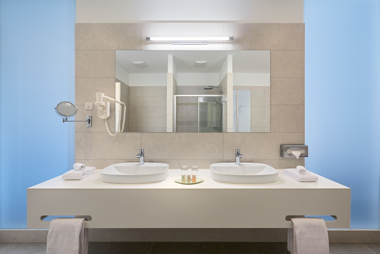 Bathroom 5, Hotel Salona Palace, Blaca