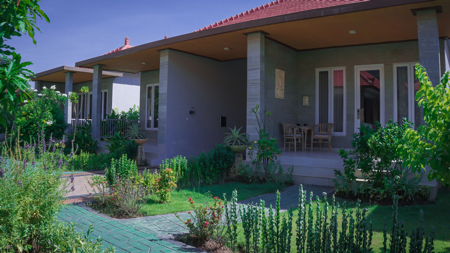 Exterior & Views 12