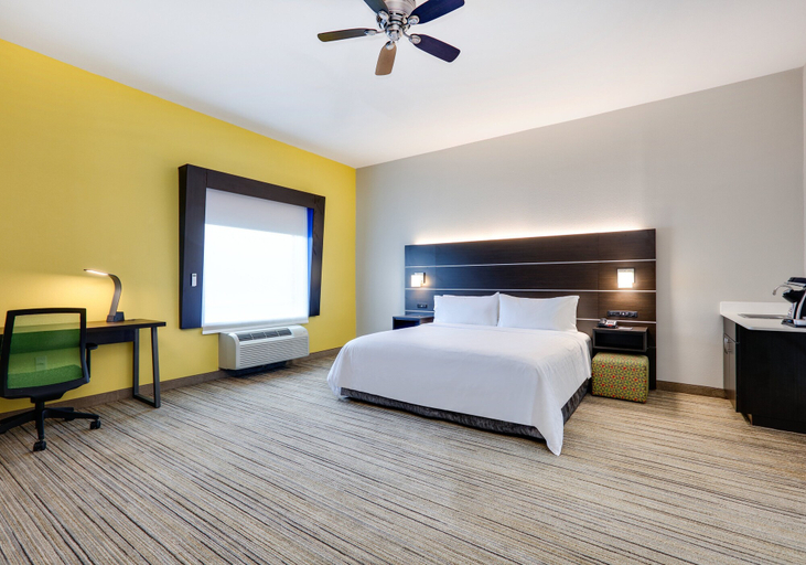 Bedroom 4, Holiday Inn Express & Suites CLEBURNE by IHG, Johnson