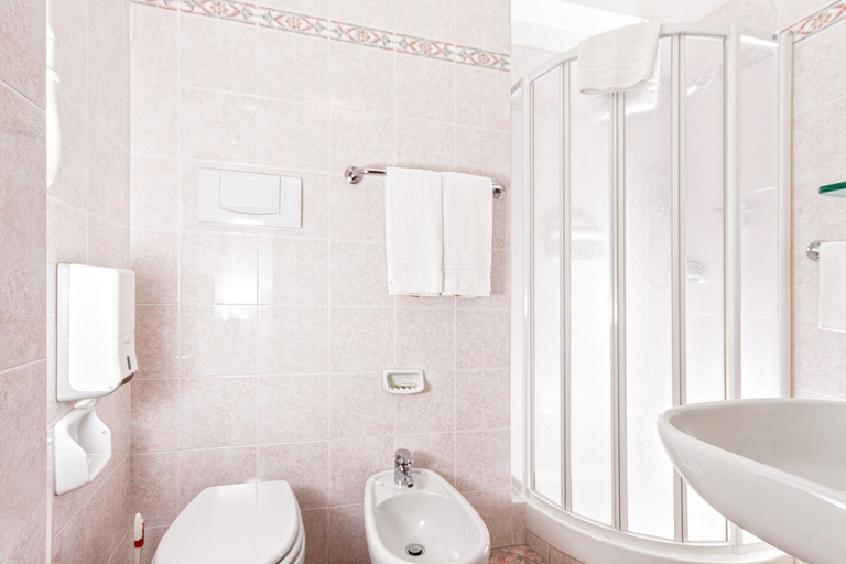Bathroom 4, Hotel Ambasciatori, Lucca