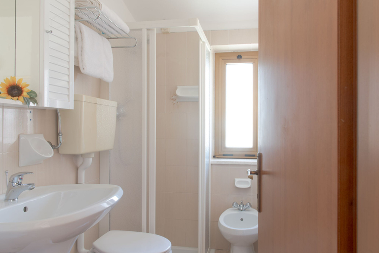 Bathroom 5, Village Hotel Lucia, Brescia