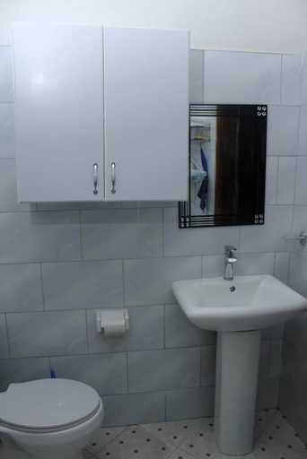 Bathroom, Driftwood Apartment - Uganda, Jinja