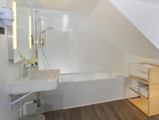 Bathroom 4, Hotel Be Onrii, Paris
