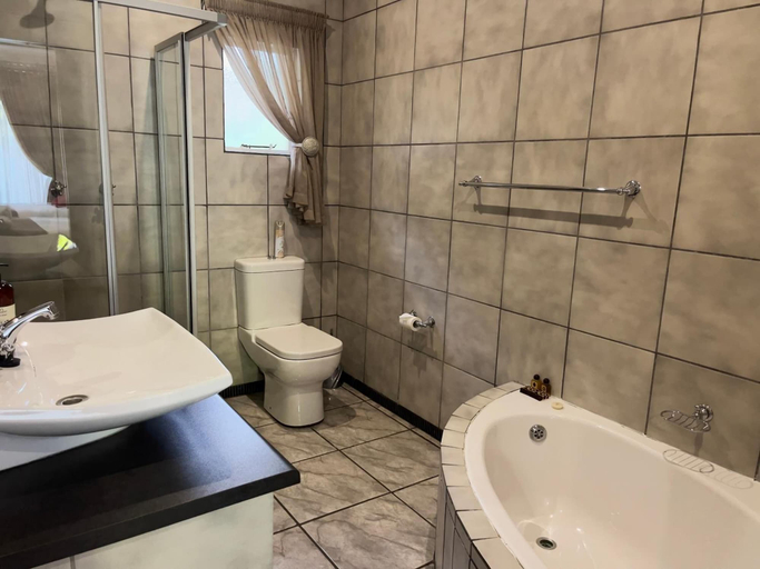 Bathroom 3, Border Close Guesthouse, Siyanda