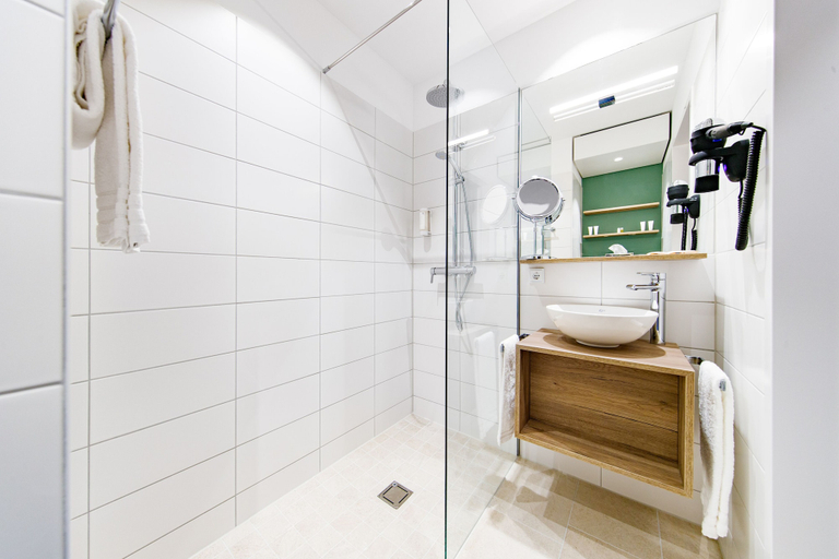 Bathroom 5, elaya hotel goeppingen, Trademark Collection by Wyndham, Göppingen