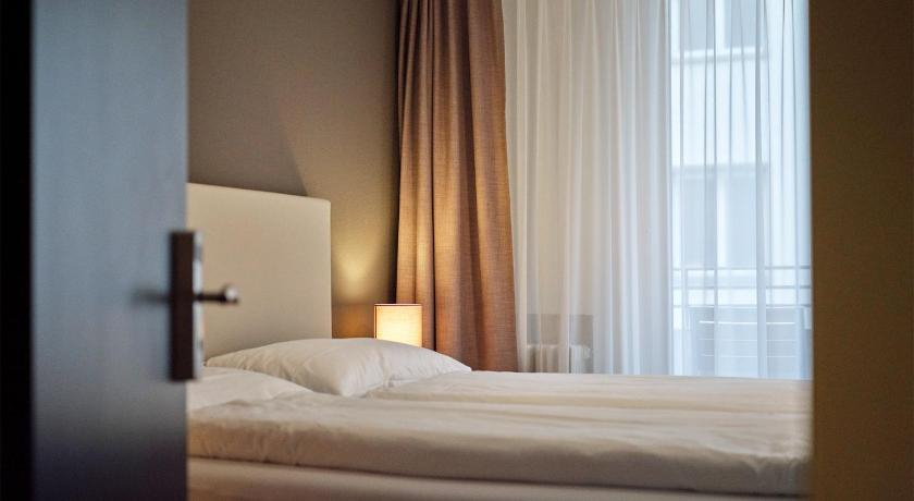 Bedroom 2, Hotel Astoria, Olten