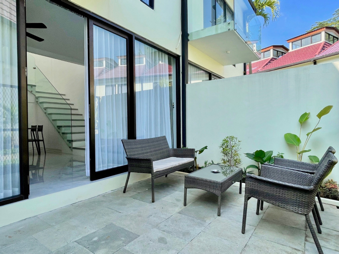 Exterior & Views 24