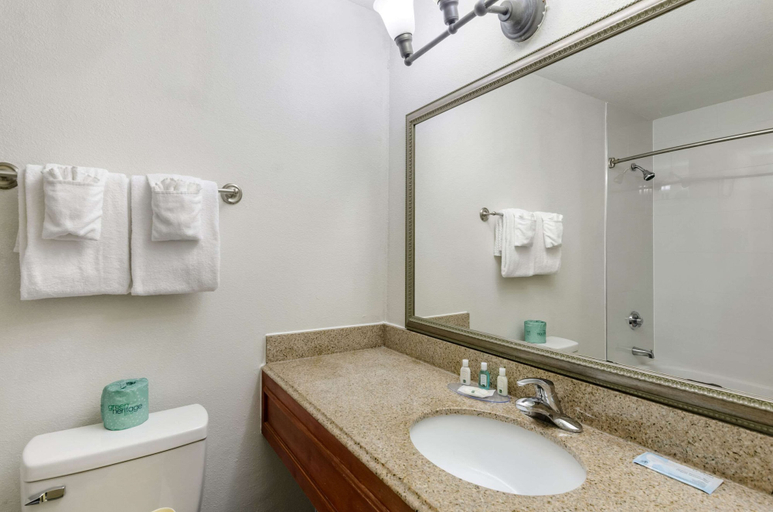Bathroom 4, Quality Inn near Martinsville Speedway, Henry
